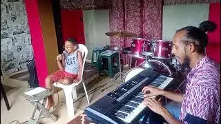 O Educador musical Tiago Sillva ensinando a m&uacute;sica do Natal para seu aluno. #tiagosillva #natal 
