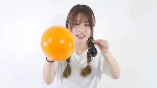 2年ぶりかな？　床に座ってお尻で風船をわってみる