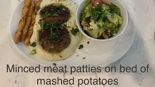 Minced meat patties on the bed of mashed potatoes. Riss&oacute;is de carne na cama de pur&ecirc; de batatas.