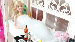 Barbie bubble bath time in barbie glam bathroom : barbie Doll and kelly Bath time