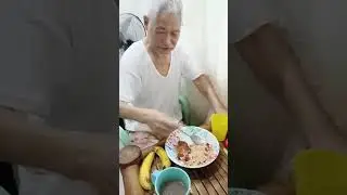 Kozo Takishita 75 years old Japanese eating breakfast Chao han and chicken karagi 