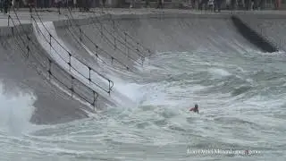 Grande Mar&eacute;e &agrave; Saint-Malo. Quand un nageur brave tous les dangers.