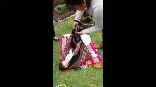 Como cargar a un Bebe - How to carry a baby - Como usar una lliclla