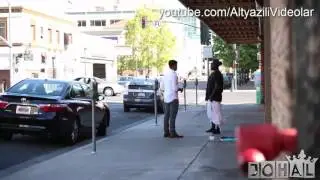 Evsiz Adam, Zengin Adamın Otopark &Uuml;cretini &Ouml;d&uuml;yor (Sosyal Deney)