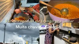 Fazendo estrogonofe para jantar,muita chuva por aqui ￼🙏.