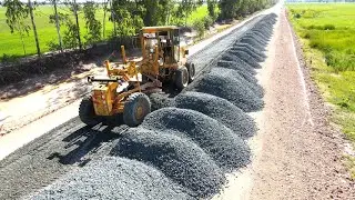 Nice Activities MITSUBISHI Motor Grader Spreading Black Gravel Build Road