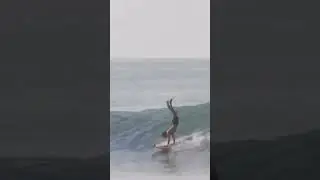 Surfing on his hands 👀 #handstand #surfer #lifestyle #ocean #waves