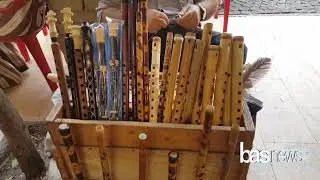 شــماڵ ژەنێک ئـاوازی جۆراو جۆر دەژەنێـت.