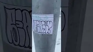 Клеим наклейки на столбе и знаке