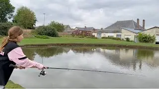 Session de pêche pour une jeune pêcheuse aux grosses truites