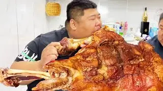 Monkey brother eats roasted beef leg with big mouthfuls. Such carefree days will never come back!