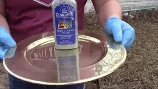 Полировка латуни с помощью полироли для латуни и меди Goddard's.