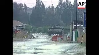 Israeli tanks move into Gaza Strip