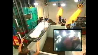 Tusam se mete a un ataúd de acrílico y es sepultado bajo tierra (2005)