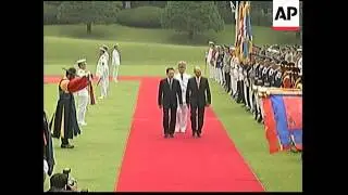 Romanian President Basescu meets South Korean President Lee