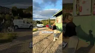 Играет сама с собой 😅
