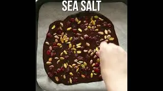 Cranberry Pistachio Chocolate Bark #easyrecipes #pistachio #cranberries