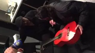 Vicente Amigo signing Pirouz de Caspio's guitar