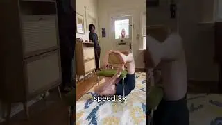 Он проходит челлендж со стулом, не касаясь пола #shorts