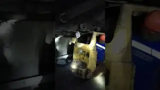Шахтный электровоз в работе #underground #mine #рудник #train #электровоз