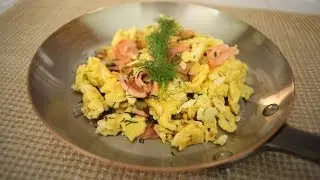 Французский скрэмбл с копченым лососем, укропом, каперсами и луком