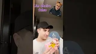 Gringo provando doces brasileiros
