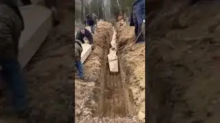 Civilians who fell under airstrikes are buried in Chernihiv