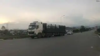 [17134]Xe Howo A7 375 6X4, Dừng t&iacute; chờ lỡ xe. Xe Freightliner Cascadia DD15 6X4