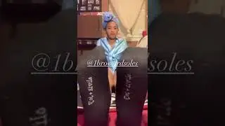 Lakira&rsquo;s Shoe & Sock Removal