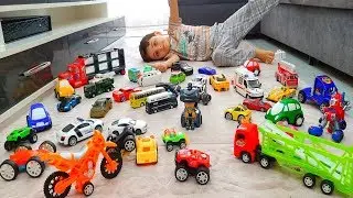 Oyuncak arabalarla evde dev galeri kurduk. Efe oto galerici oldu.arabaların hepsini 10tl ye sattı