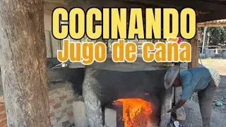 Cocinando el jugo de caña en los guardados