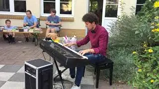 Thomas Kr&uuml;ger &ndash; Funny Techno Keyboard Medley At Garden Party