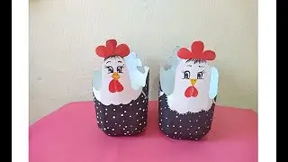 Galinha com galão de 5 litros