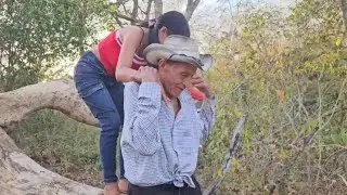 🛑El viejon cargando😱 a esta chica 😍por el bosque/El Buen Salvadoreño 