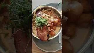 R&ouml;stzwiebeln Kresse Speck 🥓 Pfandl Essen mit Salat im Gasthaus Restaurant am Sonntag zum Geburtstag