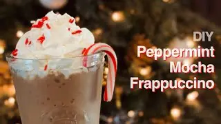 Бариста готовит дома мятный мокко-фраппучино из Starbucks
