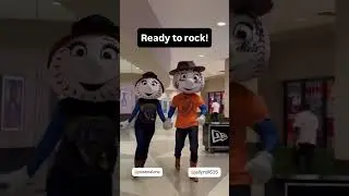 Mr & Mrs. Met are dressed in Country Western outfit 🤠 👢👖⭐❤️💙