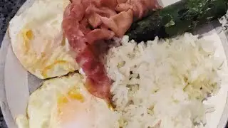 Huevos estrellados con arroz, jamón  y chile jalapeño!
