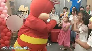 chúc mừng sinh nhật bạn cùng chú ong Jollibee