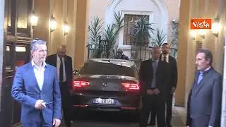 L’arrivo di Silvio Berlusconi nella sede di Fratelli d’Italia, accolto da Giorgia Meloni: le...