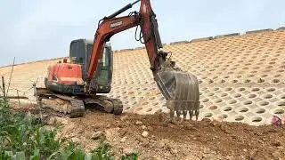 Một ng&agrave;y l&agrave;m việc vất vả m&aacute;y x&uacute;c /A hard day's work for an excavator