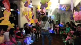 Fiama demostrando su baile!!!!