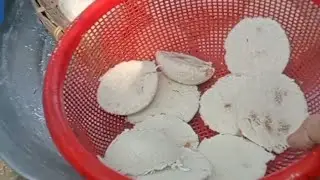 ভূরের কুয়াশার মাঝখানে ভাপা পিঠা তৈরি হচ্ছে। গ্রামীন পরিবেশে ভাপা পিঠা😋