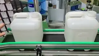 Automatic square barrel bottle labeling machine