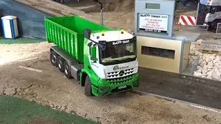 LXYRC 8&times;8 Mercedes hook lift truck chassis with lifting axle 1/14