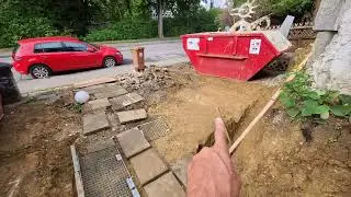 Fundament f&uuml;r Stellplatz ausheben. 30cm Tragschicht f&uuml;r Schotter + Pflastersteine. 16. Container