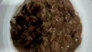 Cocina saludable.Higaditos de pollo encebollados