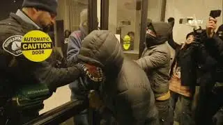 Clashes as Anti-ICE Protesters Try to Storm Alleged ICE Hotel in Minneapolis Minnesota