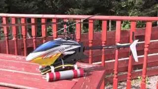 Вертолет KDS 450QS летит над рекой