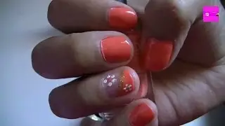 uñas decoradas con flores y brillos